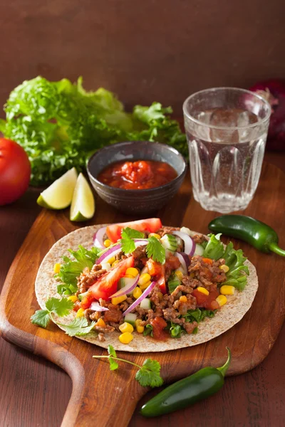 Taco messicano con salsa di pomodoro di manzo mais cipolla — Foto Stock