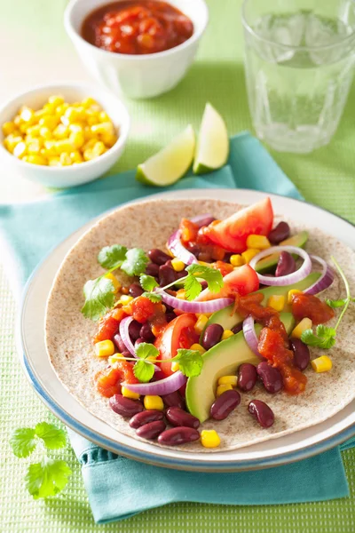 素食玉米卷，蔬菜、肾豆和沙司 — 图库照片