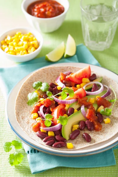 Taco vegano con verduras, frijoles y salsa — Foto de Stock