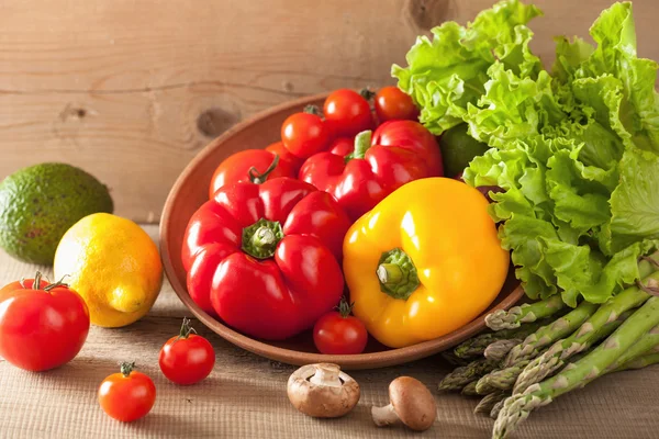 Verduras tomate pimienta aguacate lechuga espárragos —  Fotos de Stock