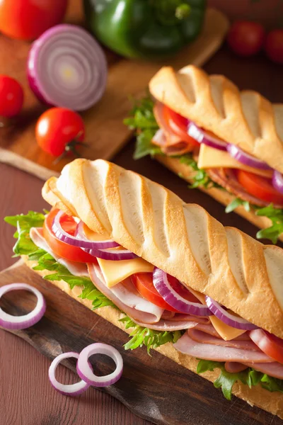 Sanduíche de baguete longo com alface de tomate de queijo de presunto — Fotografia de Stock