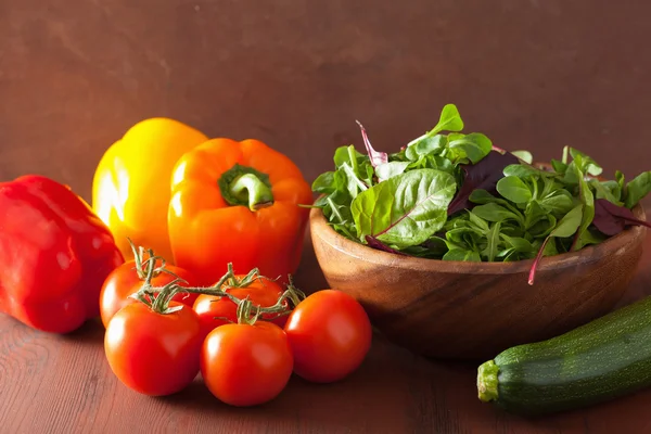 Legumes saudáveis salada de tomate pimenta abobrinha no backgr rústico — Fotografia de Stock