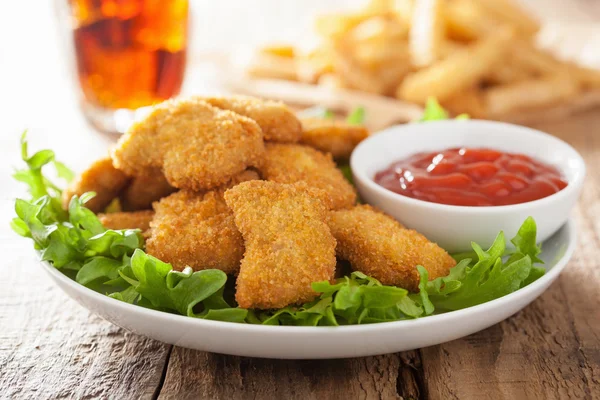 Pepite di pollo fast food con ketchup, patatine fritte, cola — Foto Stock