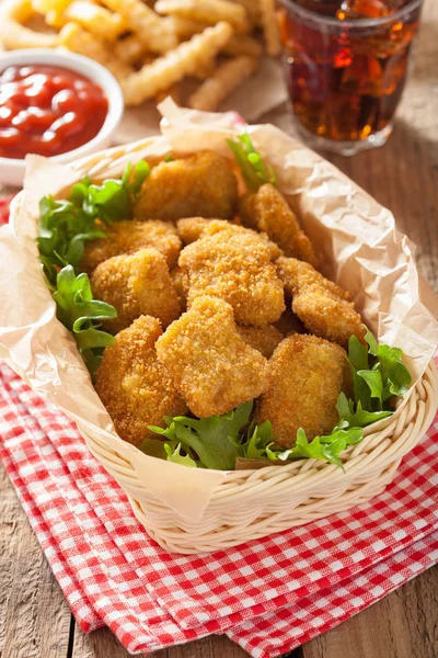 Fast food nuggets de frango com ketchup, batatas fritas, cola — Fotografia de Stock