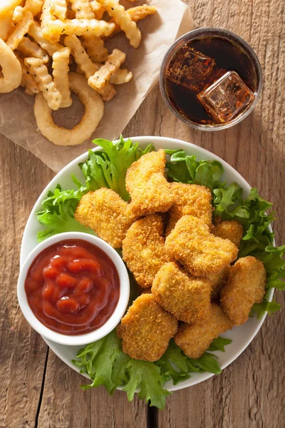 Fast food nuggets de frango com ketchup, batatas fritas, cola — Fotografia de Stock