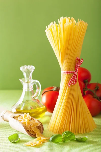 Rohe Nudeln Olivenöl Tomaten. Italienische Küche — Stockfoto