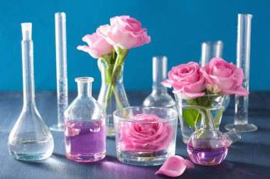 Simya ve aromaterapi gül çiçek ve kimyasal flas ile ayarla