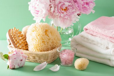 Fırça sünger havlu banyo ve spa Şakayık çiçekleri ile