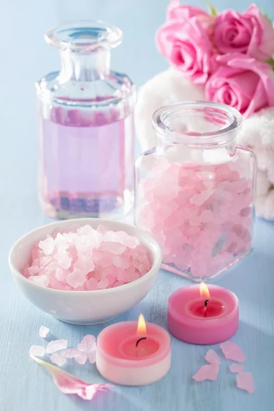 장미 꽃 향수와 허브 소금으로 아로마 테라피 스파 — 스톡 사진