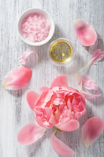 Aceite esencial de peonía de sal de flor rosa para spa y aromaterapia —  Fotos de Stock