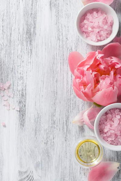 핑크 꽃 소금 작 약 에센셜 오일 스파 및 아로마 테라피 — 스톡 사진