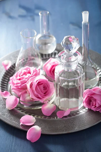 Conjunto de aromaterapia con flores de rosas y frascos — Foto de Stock