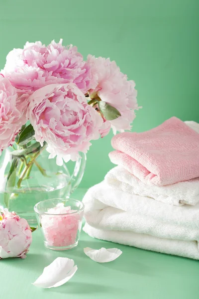 Baño y spa con peonía flores toallas de sal a base de hierbas —  Fotos de Stock