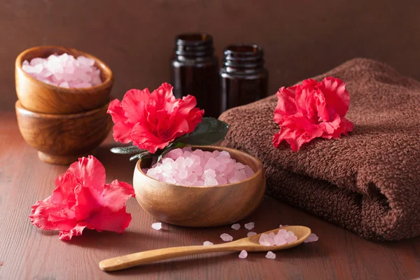 Aromaterapia spa con flores de azalea y sal de hierbas en d rústico —  Fotos de Stock