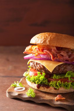 pastırma peynirli burger sığır patty domates soğan ile