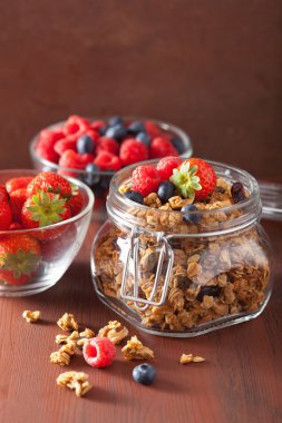 Cam Kavanoz ve çilek sağlıklı ev yapımı granola