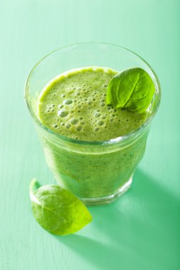 Sağlıklı yeşil ıspanak yüzlü cam