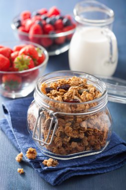 Cam Kavanoz ve çilek sağlıklı ev yapımı granola