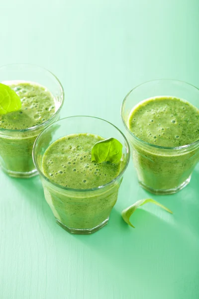 Gezonde groene spinazie smoothie in glas — Stockfoto