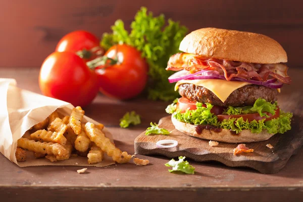 Bacon cheese hamburger with beef patty tomato onion — Stock fotografie