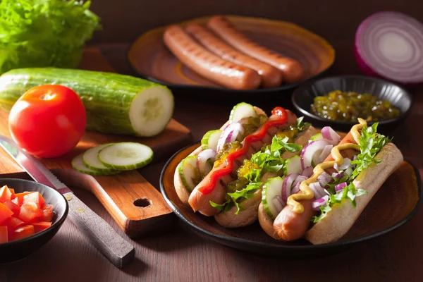 Cocinar perritos calientes a la parrilla con verduras mostaza ketchup —  Fotos de Stock