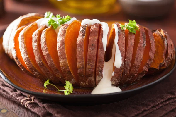 Baked hasselback potatoes with sour cream — Stock Photo, Image