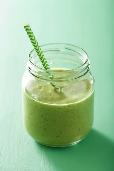 Healthy green smoothie with spinach mango banana in glass jars — Stock Photo, Image