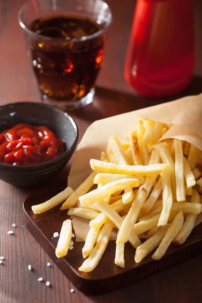 Batatas fritas com ketchup sobre fundo rústico — Fotografia de Stock