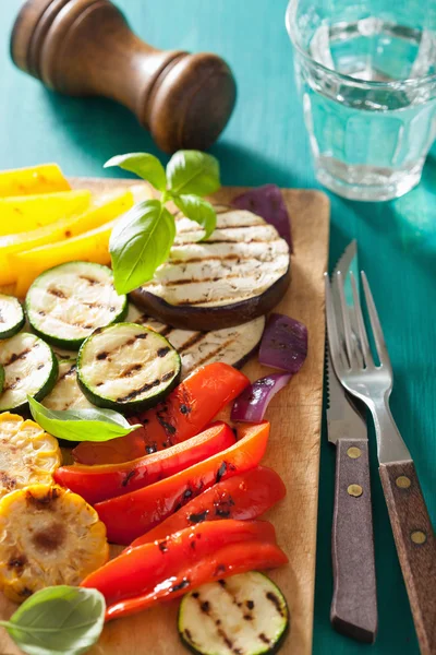 Healthy grilled vegetables on chopping board — Stock Photo, Image