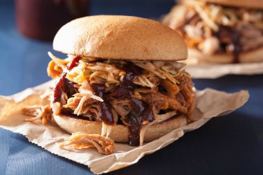 ev yapımı domuz burger lahana salatası ve barbekü sosu çekti