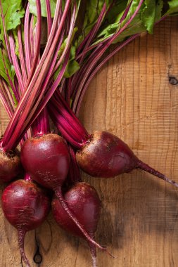 Tahta arka planda taze pancar kökü