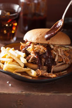 ev yapımı domuz burger lahana salatası ve barbekü sosu çekti