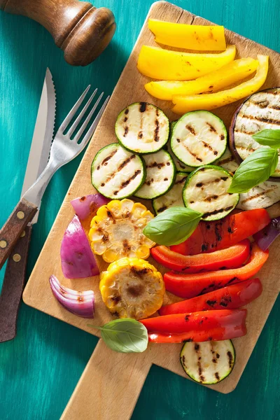 Verduras a la parrilla saludables en la tabla de cortar —  Fotos de Stock