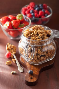 Cam Kavanoz ve çilek sağlıklı ev yapımı granola
