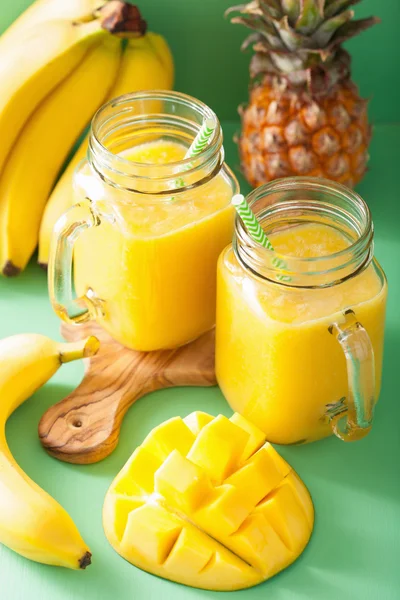 Healthy mango pineapple smoothie in mason jars — Stock Photo, Image