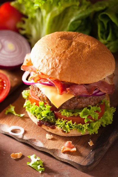 Cocinar hamburguesa de queso tocino con cebolla de tomate empanada de ternera —  Fotos de Stock