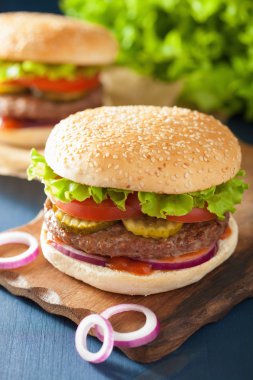Burger ile sığır patty marul soğan domates ketçap