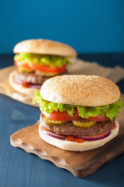 Burger ile sığır patty marul soğan domates ketçap