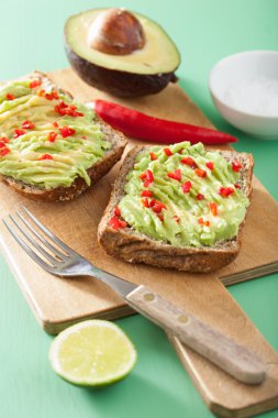 Avokado kireç biber ile sağlıklı kepekli ekmek