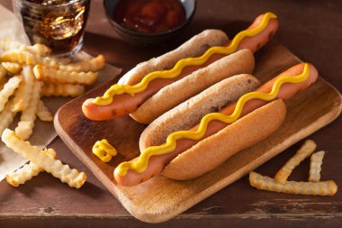 ızgara sosis hardal ve patates kızartması ile