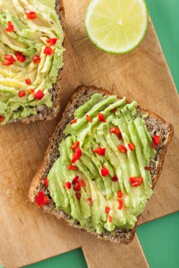 Avokado kireç biber ile sağlıklı kepekli ekmek