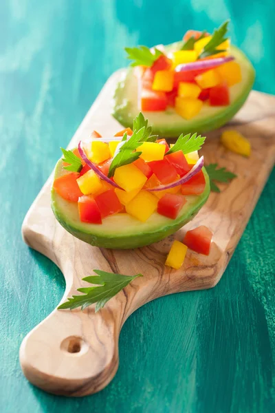 Abacates recheados com salada de tomate pimenta — Fotografia de Stock