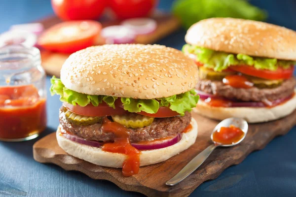 Burger z wołowiny patty sałata cebula ketchupu — Zdjęcie stockowe