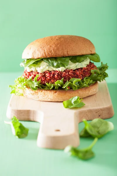 Barbabietola vegetariana e hamburger di quinoa con salsa di avocado — Foto Stock