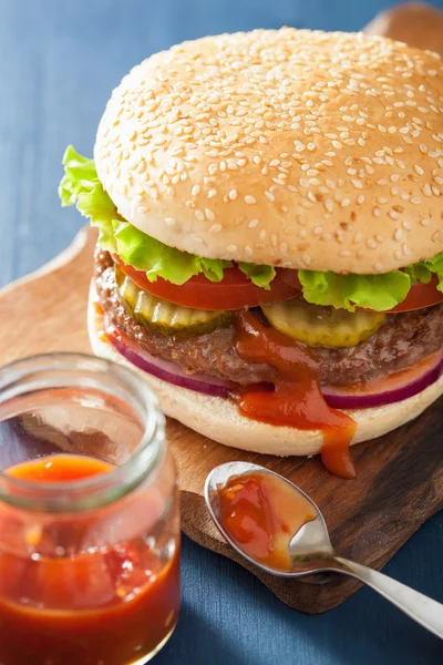 Hambúrguer com carne bovina patty alface cebola tomate ketchup — Fotografia de Stock