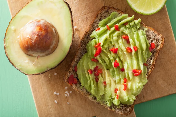 Avokado kireç biber ile sağlıklı kepekli ekmek