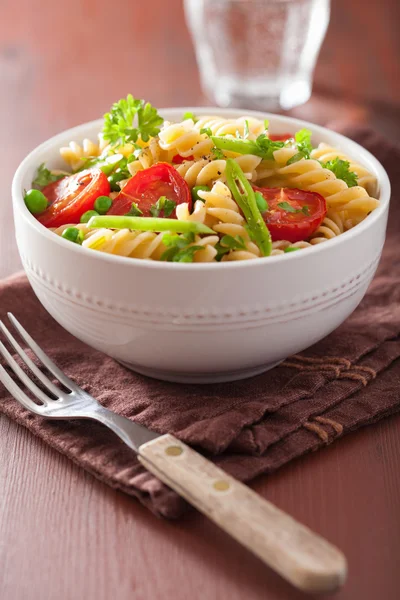 Vegetarische pasta fusilli met tomaat erwten kruiden — Stockfoto