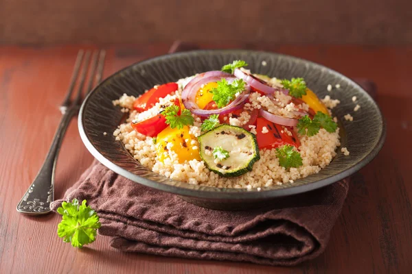 Salată cuscoasă sănătoasă cu ceapă de dovlecel la grătar cu piper de roșii — Fotografie, imagine de stoc