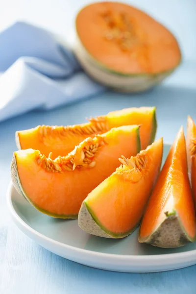 Cantaloupemelon skivad på blå tallrik — Stockfoto