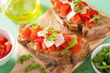 Domatesli İtalyan bruschetta parmesan roka.